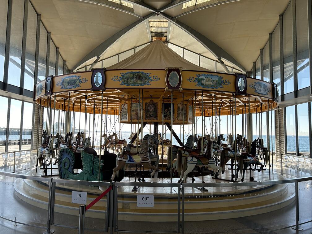 En karusell med skilt for inn og utgang